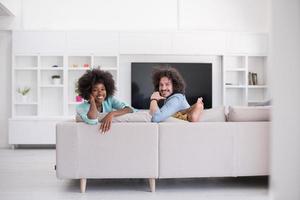 jeune couple multiethnique dans le salon photo