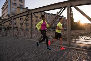 jeune couple multiethnique faisant du jogging dans la ville photo