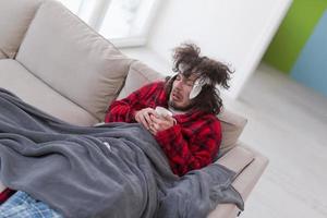 jeune homme avec grippe et fièvre photo