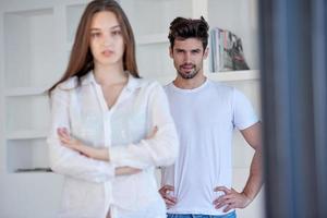 heureux jeune couple romantique s'amuser se détendre à la maison photo