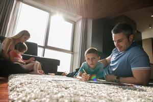 jeune couple passe du temps avec des enfants photo