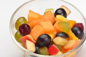 salade de fruits sur une surface blanche photo