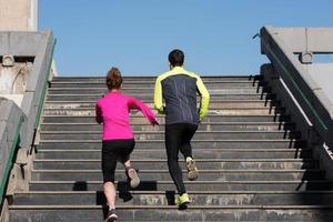 jeune couple jogging sur les marches photo