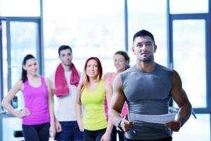 groupe de personnes faisant de l'exercice à la salle de sport photo