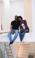 couple ayant une pause lors du déménagement dans une nouvelle maison photo