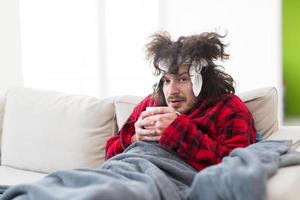 jeune homme avec grippe et fièvre photo