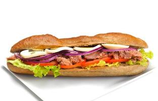 sandwich sur une surface blanche photo