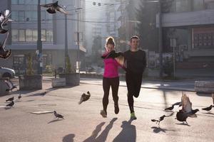 jeune couple faisant du jogging photo