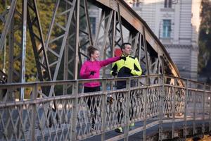 jeune couple faisant du jogging photo