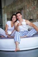 couple se détendre et s'amuser au lit photo