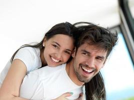 jeune couple détendu à la maison photo