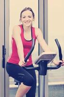 womanworkout dans un club de remise en forme sur la machine de piste de course photo