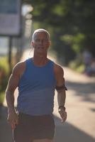 bel homme âgé faisant du jogging photo