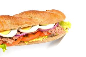 sandwich sur une surface blanche photo