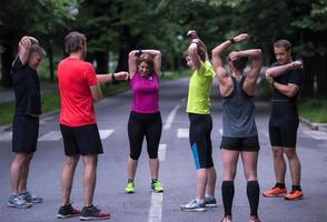 l'équipe de coureurs s'échauffe et s'étire avant l'entraînement du matin photo