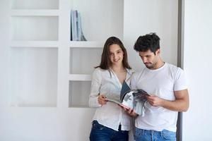 jeune couple détendu à la maison escalier photo