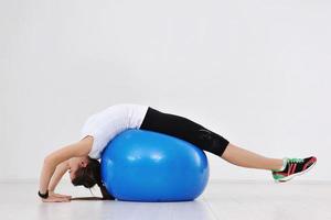 séance d'entraînement de forme physique de femme avec des poids photo