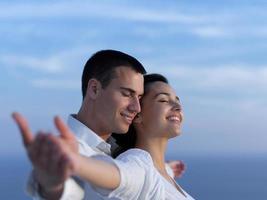 heureux jeune couple romantique s'amuser se détendre à la maison photo