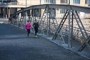 jeune couple faisant du jogging photo