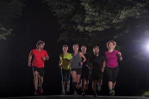 équipe de coureurs à l'entraînement de nuit photo