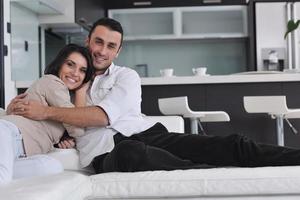 heureux jeune couple se détendre à la maison photo