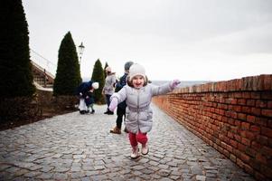 fille au château historique de mikulov, moravie, république tchèque. vieille ville européenne. photo