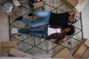vue de dessus du séduisant jeune couple afro-américain photo
