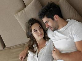 jeune couple faisant selfie ensemble à la maison photo