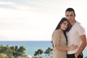 couple se reposant sur un balcon photo