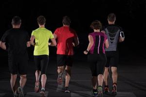 équipe de coureurs à l'entraînement de nuit photo