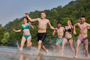 groupe d'amis heureux s'amusant sur la rivière photo