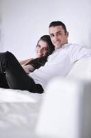 heureux jeune couple se détendre à la maison photo