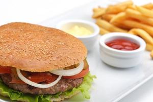 hamburger sur blanc photo