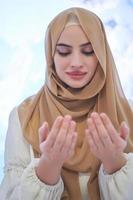 portrait de jeune femme musulmane priant ou faisant dua à dieu