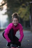 femme qui s'étire avant le jogging du matin photo