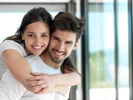 jeune couple détendu à la maison photo