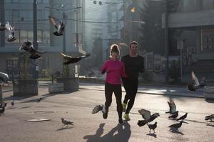 jeune couple faisant du jogging photo