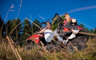 Jeune couple au volant d'une voiture buggy hors route photo