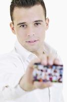 Jeune homme d'affaires avec carte vide isolé sur blanc photo