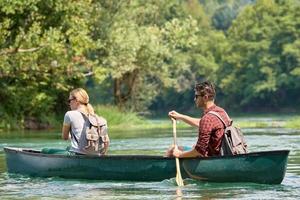 des amis font du canoë dans une rivière sauvage photo