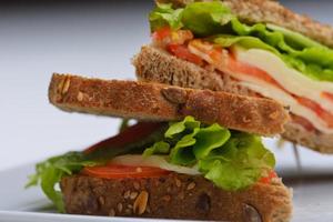 sandwich sur une surface blanche photo