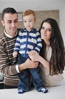 jeune famille heureuse s'amuser à la maison photo