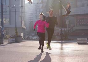 jeune couple faisant du jogging photo