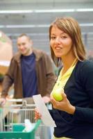 couple heureux dans les magasins photo