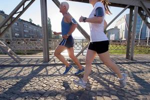 couple faisant du jogging à l'extérieur photo