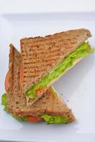 sandwich sur une surface blanche photo