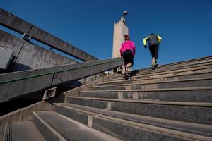 jeune couple jogging sur les marches photo