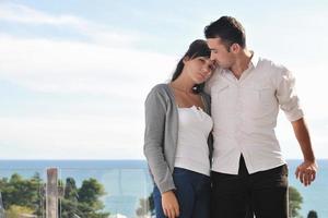 couple se reposant sur un balcon photo