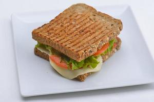 sandwich sur une surface blanche photo