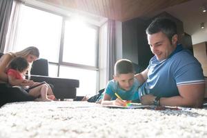 jeune couple passe du temps avec des enfants photo